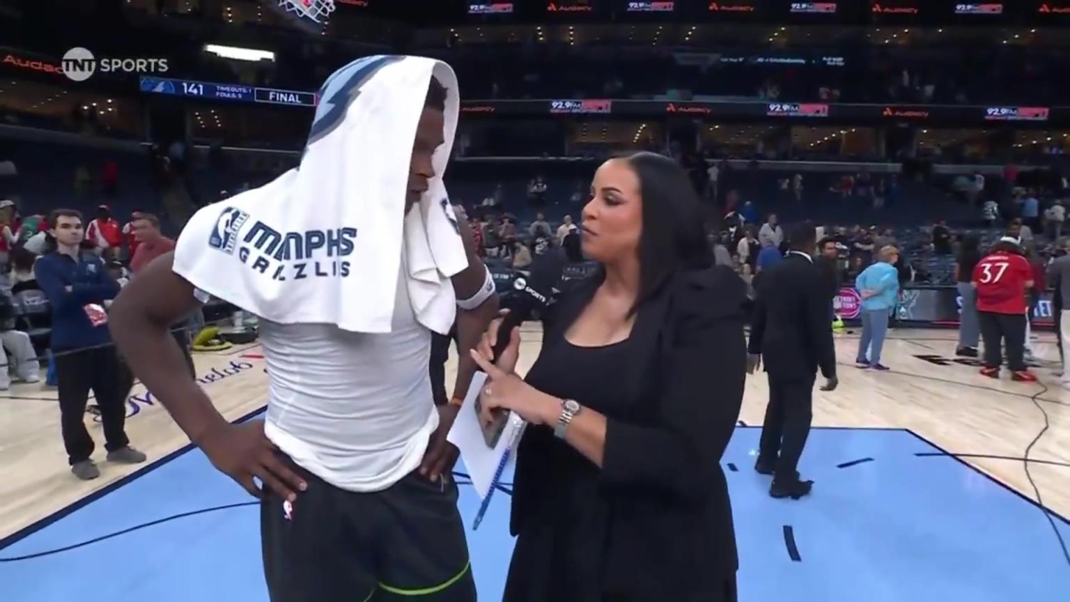 華子賽后接受一位豐滿女記者的采訪！