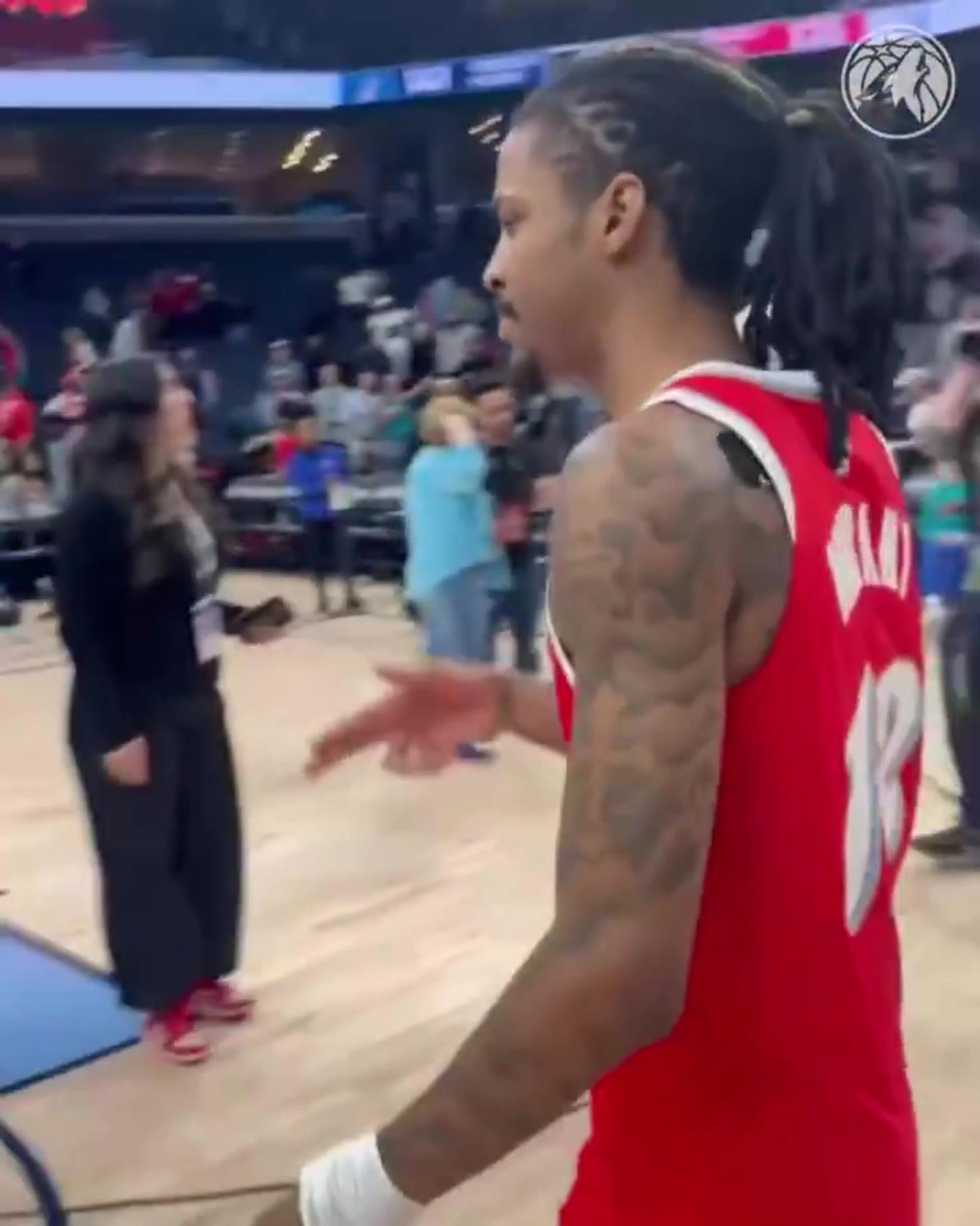 笑死！莫蘭特賽后與華子握手，竟然也是比出“手槍”的手勢