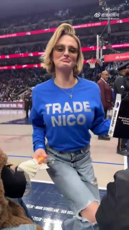 主場不準球迷打印“解雇Nico”標語，女球迷就出此下策