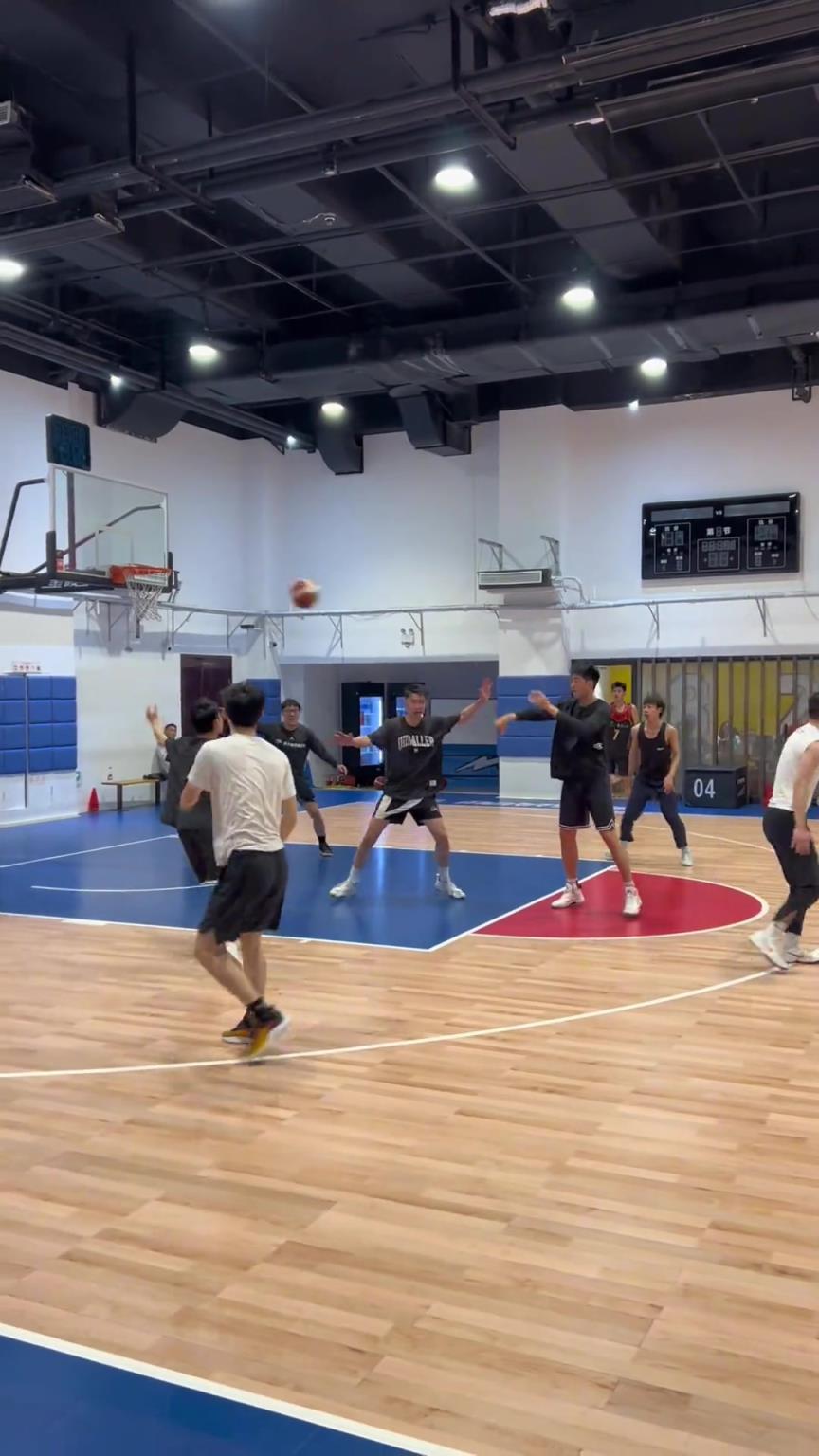 對手回家后：老婆，我今天在野球場匹配到巔峰馬刺隊了！