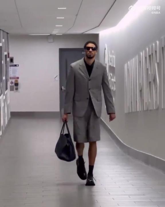 時尚潮男！哈利今日一身灰西裝短褲墨鏡搭配入場 腿真細！