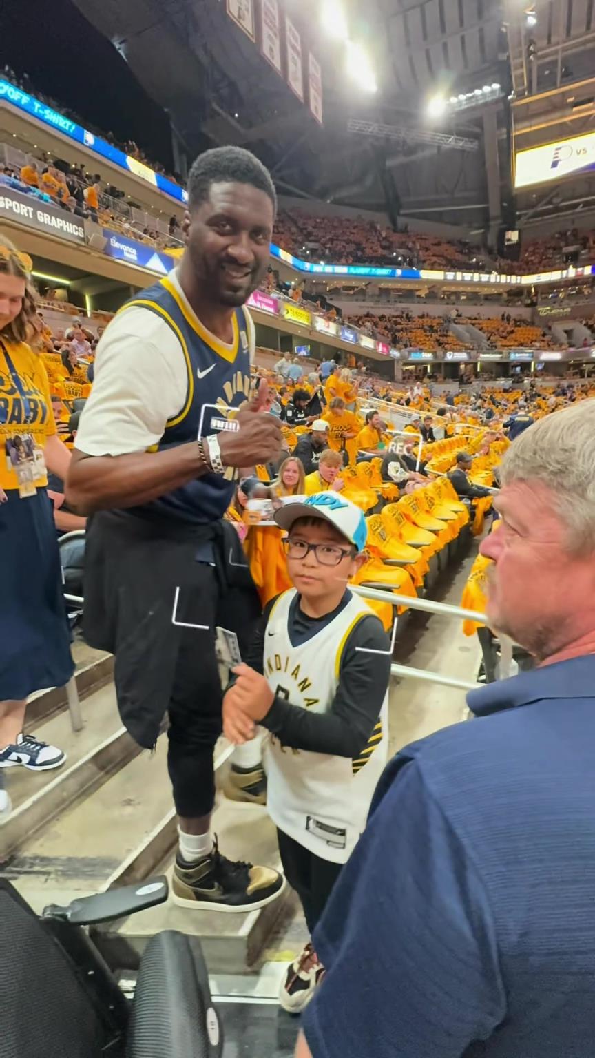 現(xiàn)在真成高圓圓了！步行者名宿希伯特現(xiàn)身主場給小球迷簽名