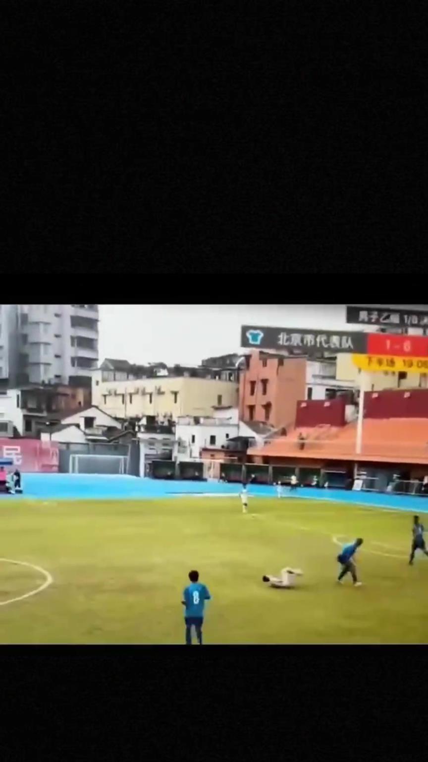 太可怕了！全運(yùn)會(huì)驚現(xiàn)殺人足球，球員將對(duì)手直接踢骨折