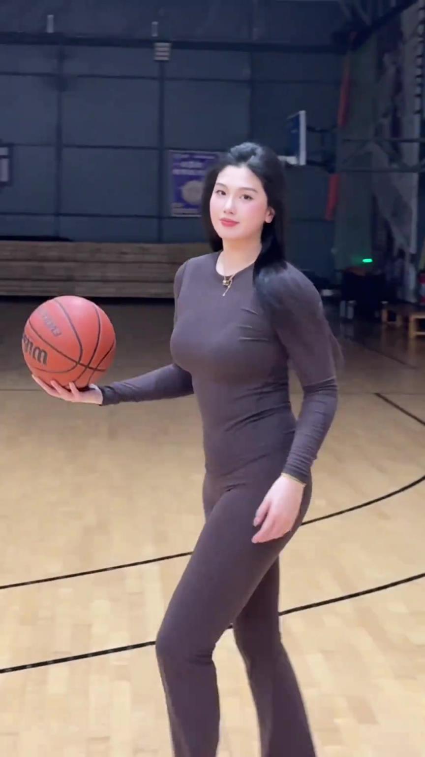 低配版卡戴珊！野球場(chǎng)肘姐這身材，懂的吧友都懂！