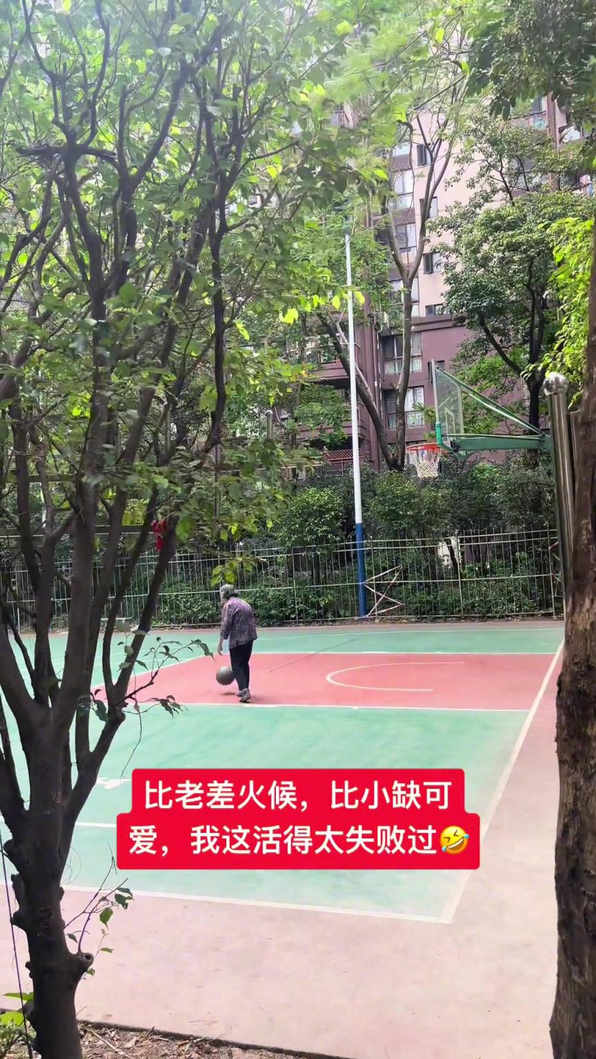 這阿婆單手一投一個(gè)準(zhǔn)，姜還是老的辣