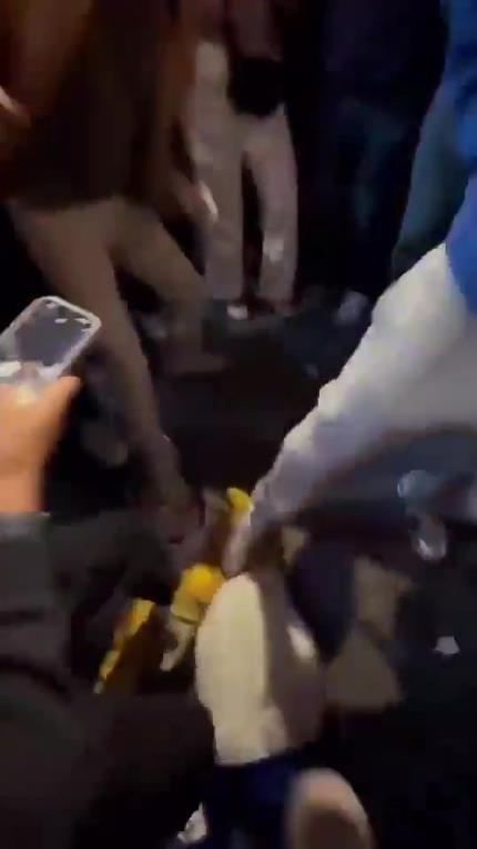 驚！尼克斯大勝步行者后，哈利伯頓遭主場(chǎng)球迷群毆