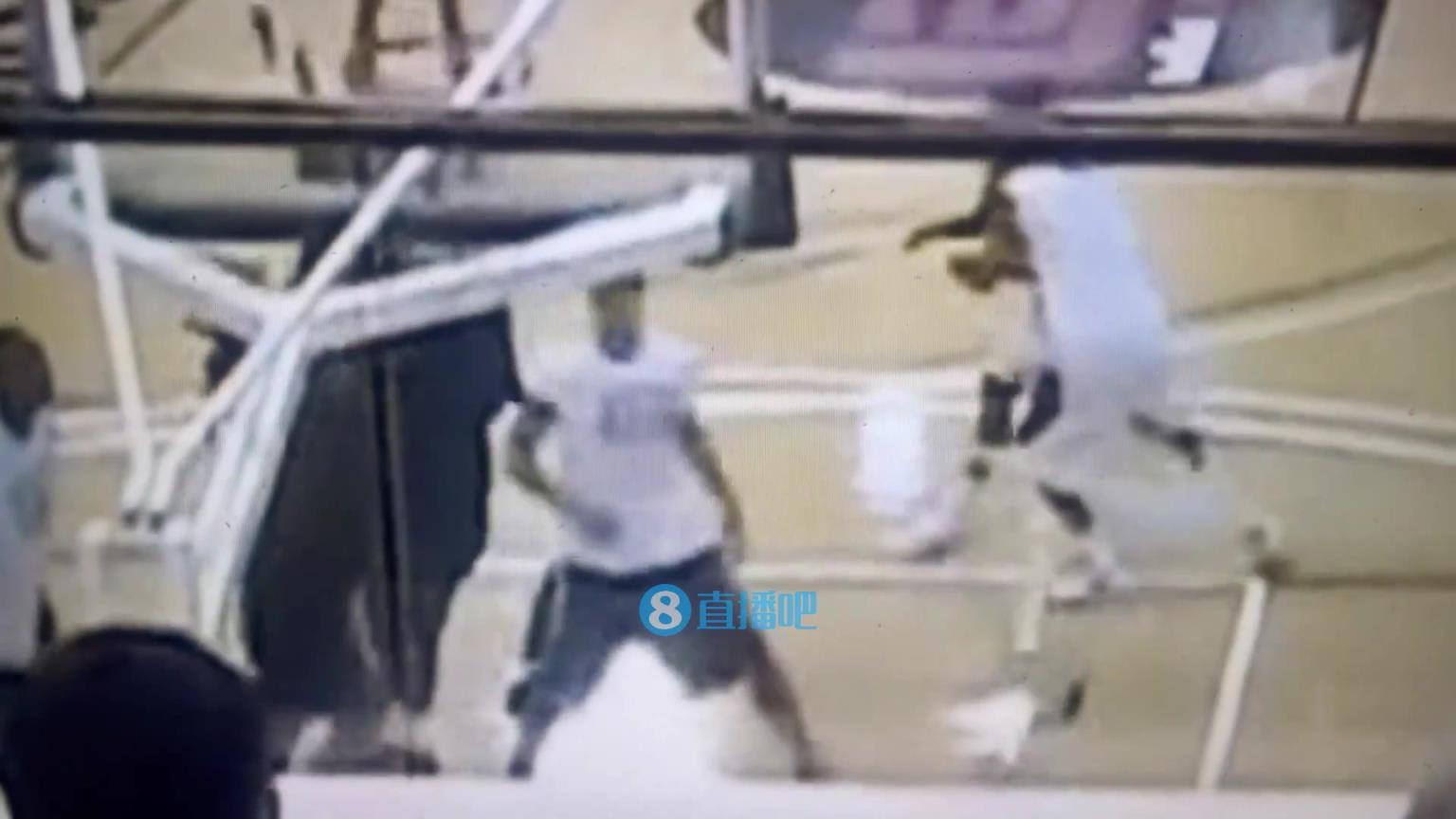 引熱議！美媒翻舊賬：當年詹姆斯被大學生隔扣，耐克沒收了錄像帶