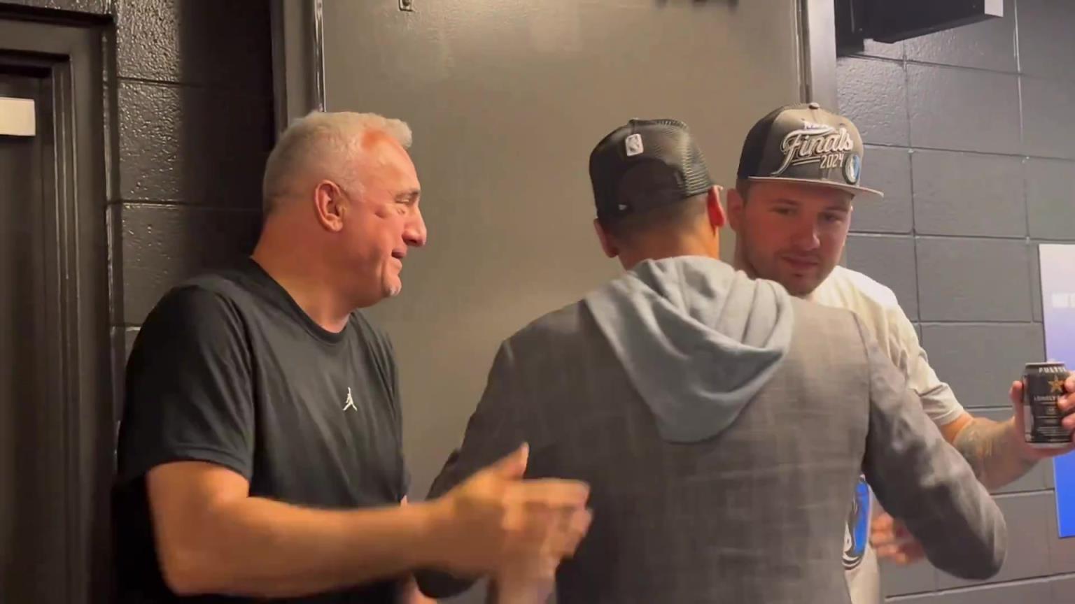 去年的今天，東契奇率隊殺入總決賽，賽后喝啤酒被芬利沒收